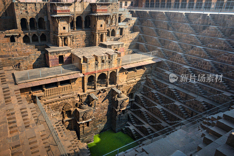 印度拉贾斯坦邦阿巴涅里著名最深的Chand Baori台阶井的石阶。梯级井，通过一组梯级下降到水平面到达水的井